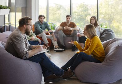 Eine Gruppe von Menschen sitzt im Kreis und führt eine Diskussion