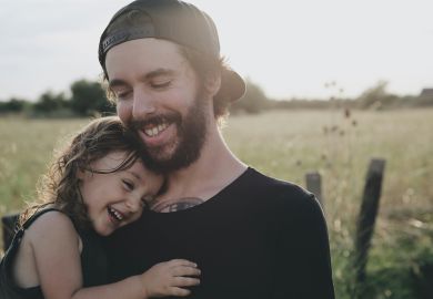 Vater trägt Tochter auf dem Arm