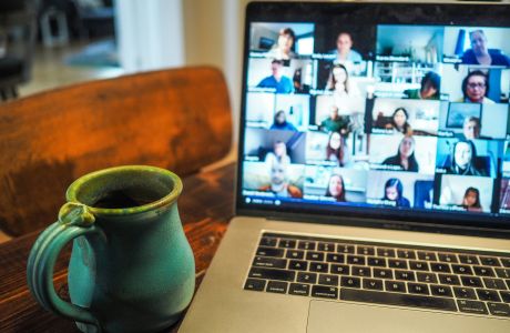 Aufgeklappter Laptop mit Online-Meeting